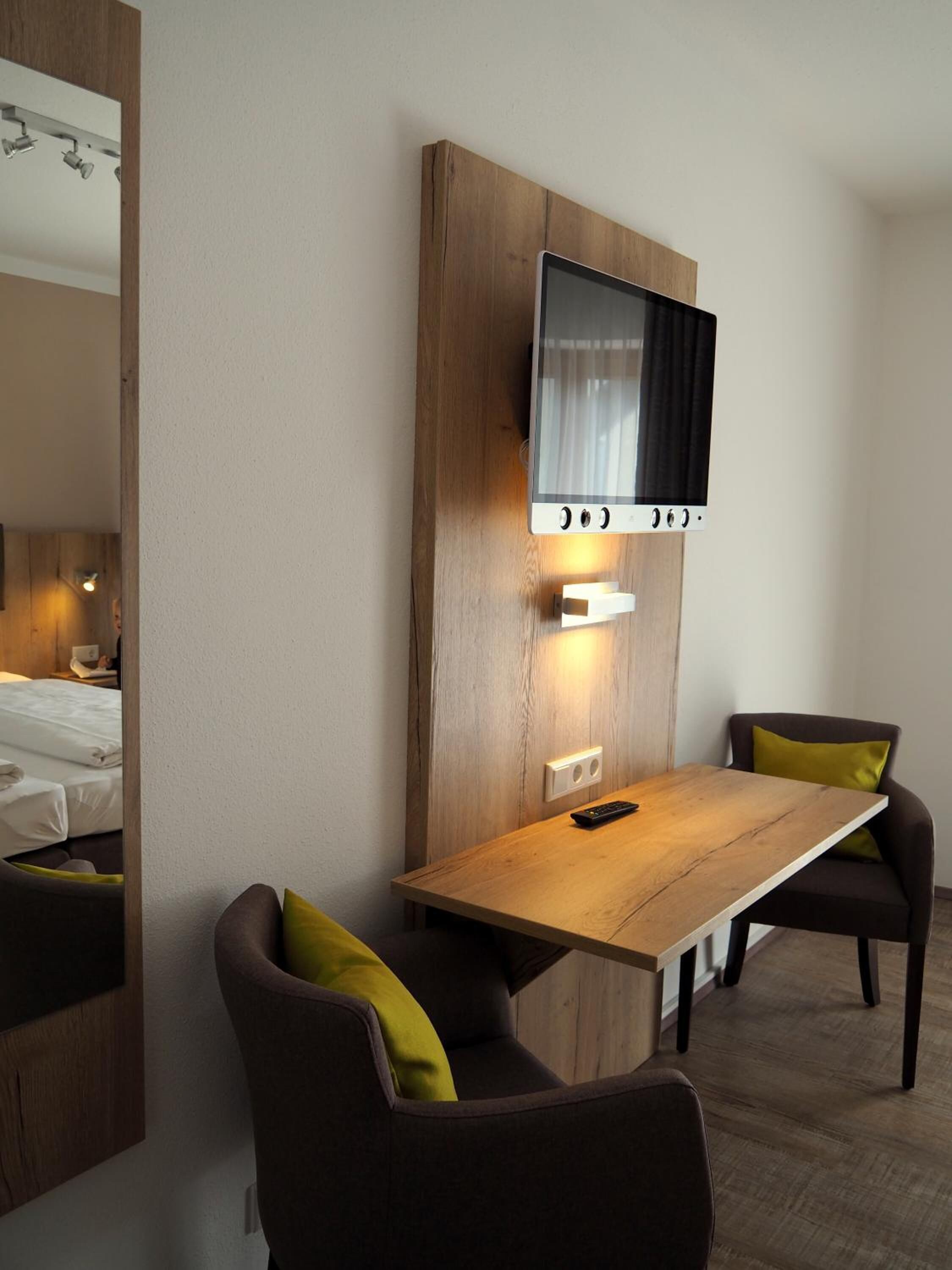 Meja kerja dan ruang kerja ramah laptop