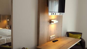 Meja kerja dan ruang kerja ramah laptop