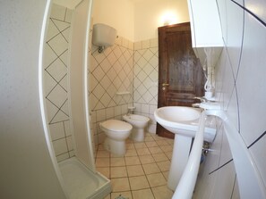 Regadera, amenidades de baño gratuitas, secadora de cabello, bidet