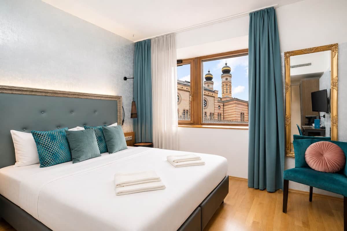 Deluxe Double or Twin room with Synagogue View | Minibar, safe på rommet, blendingsgardiner og lydisolert