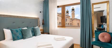 Deluxe Double or Twin room with Synagogue View | 미니바, 객실 내 금고, 암막 커튼, 방음 설비