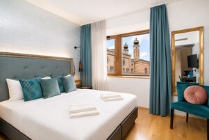 Deluxe Double or Twin room with Synagogue View | Μίνι μπαρ, χρηματοκιβώτιο στο δωμάτιο, κουρτίνες συσκότισης, ηχομόνωση 