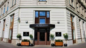 A hotel entrance with a sign reading "Hotel Memories Budapest." - Hotel Memories Budapest (Budapest)