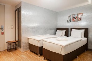 Deluxe Quadruple Room | Bathroom