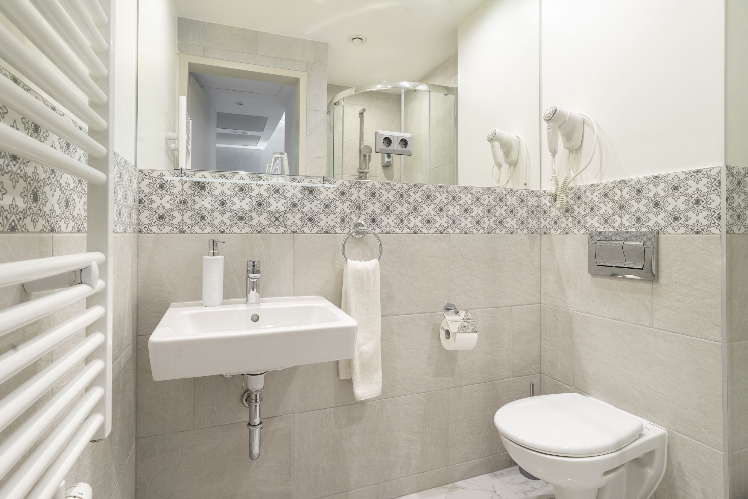 deluxe single room | bathroom | shower, rainfall showerhead, free toiletries, hair dryer