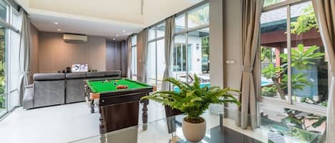 Room | Living room | Flat-screen TV