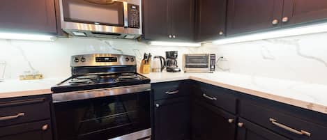 Appart'hôtel, 3 chambres | Cuisine privée | Réfrigérateur, micro-ondes, four, lave-vaisselle