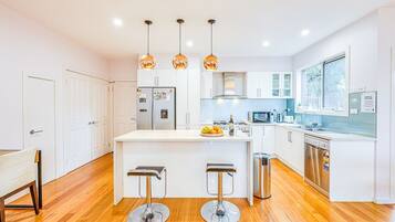 ثلاجة، ميكروويف، فرن، موقد طهي مسطح