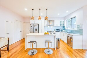 Réfrigérateur, four à micro-ondes, un four, surface de cuisson