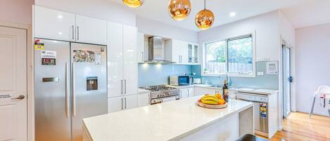 Een koelkast, een microgolfoven, een oven, een kookplaat