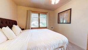 1 bedroom, free WiFi, bed sheets - Snowcreek II 247 Pet-Friendly, Cozy, On the Snowcreek Meadow by RedAwning (Mammoth Lakes)