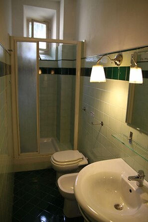 Deluxe Apartment, 3 Bedrooms | Bathroom | Shower, bidet, towels - Art Apartment Dante (Florence)