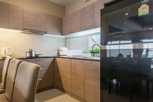 3-Bedroom Pool Villa   | Cocina privada | Frigorífico grande, microondas, placa de cocina y utensilios de cocina