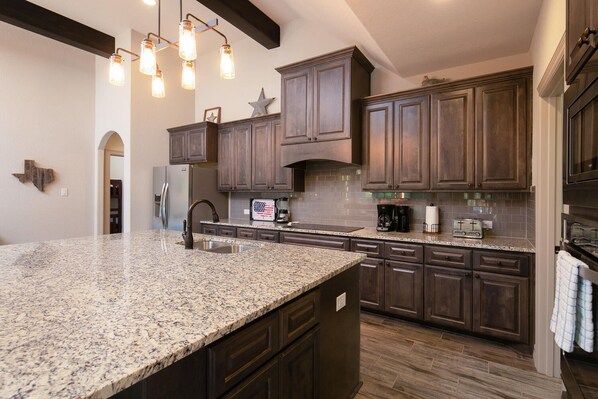 House, 6 Bedrooms | Private kitchen | Fridge, coffee/tea maker, toaster, cookware/dishes/utensils