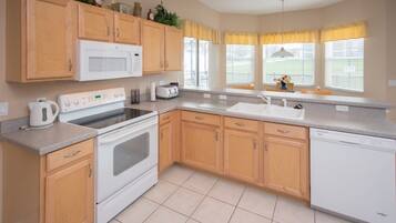 Family Villa, Hot Tub, Garden Area | Shared kitchen | Fridge, microwave, oven