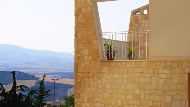 A stone building with a window overlooking a valley. - Bora B&B (Troia)