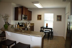 Perhehuvila, poreamme, puutarha-alue | Jaettu keittiö | Jääkaappi, mikroaaltouuni, uuni