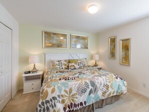 Perhehuvila, poreamme, puutarha-alue | 6 makuuhuonetta, kannettavalle tietokoneelle sopiva työtila