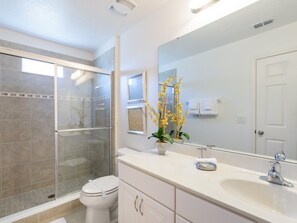 Familienvilla, Whirlpool, zum Garten hin | Badezimmer | Regendusche, Haartrockner, Handtücher, Toilettenpapier