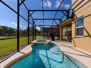 Perhehuvila, poreamme, puutarha-alue | Uima-allas | Kauden mukainen ulkouima-allas, aurinkotuoleja