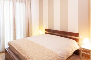 1 chambre, fer et planche à repasser, lit de bébé portatif