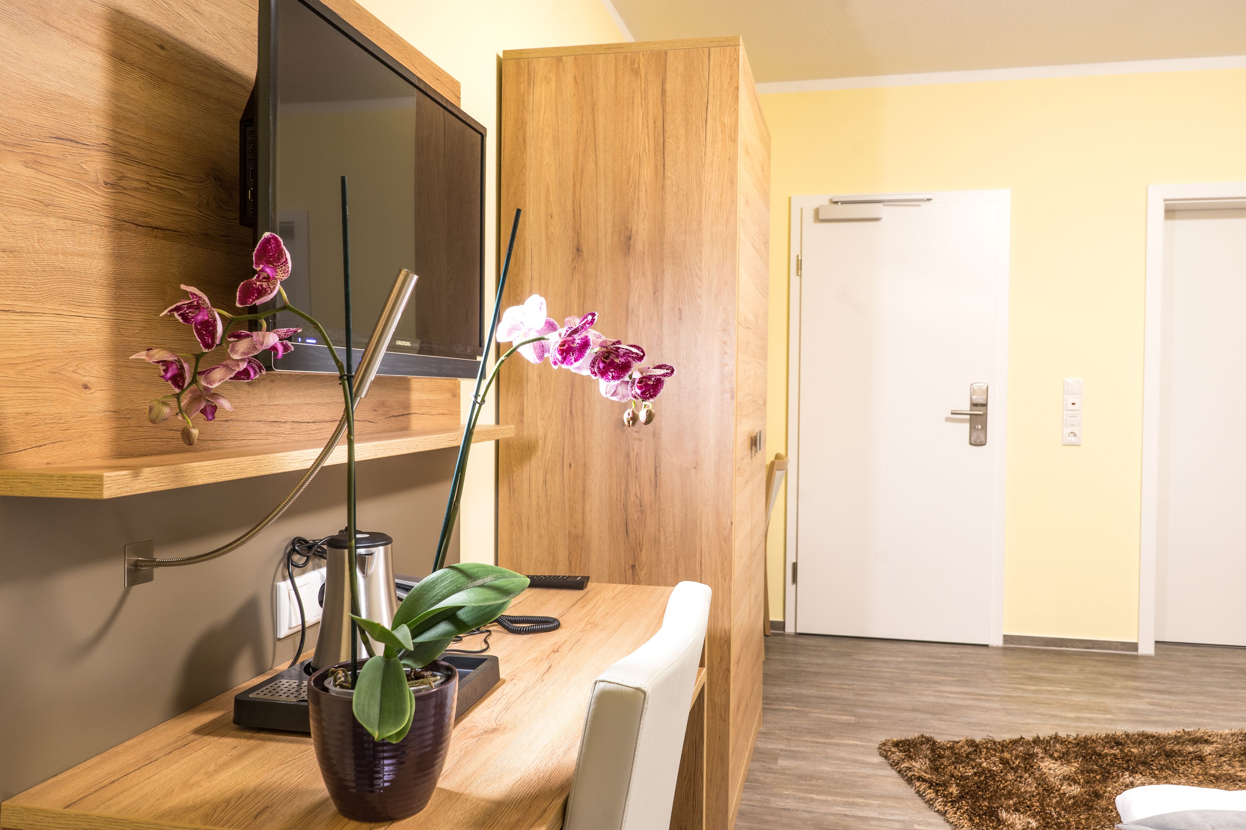 family room | desk, soundproofing, free wifi, bed sheets