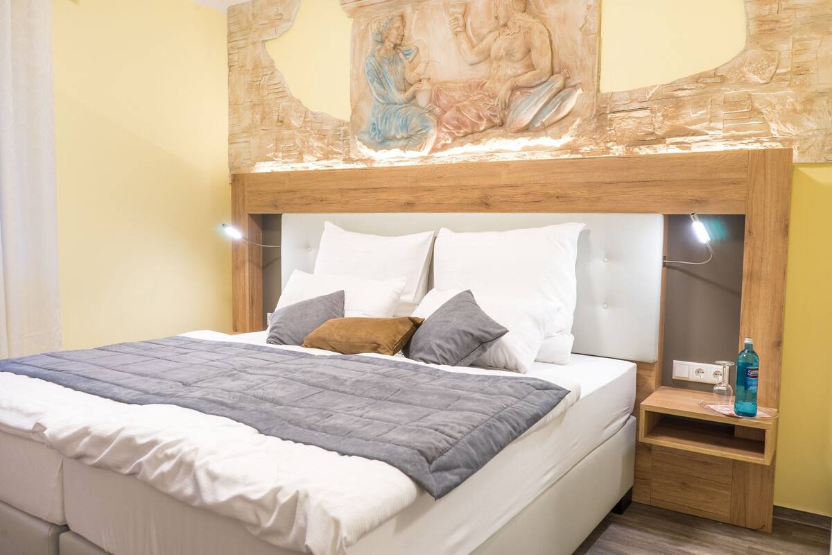 Desk, soundproofing, free WiFi, bed sheets