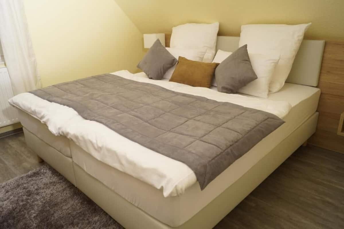Single Room | Desk, soundproofing, WiFi (free), bed sheets