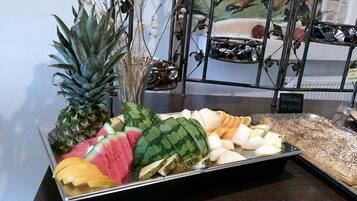 Tägliches Frühstücksbuffet (10.50 EUR pro Person)