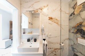 Shower, free toiletries, hair dryer, slippers - Hotel & Restaurant Sparta (Wiefelstede)