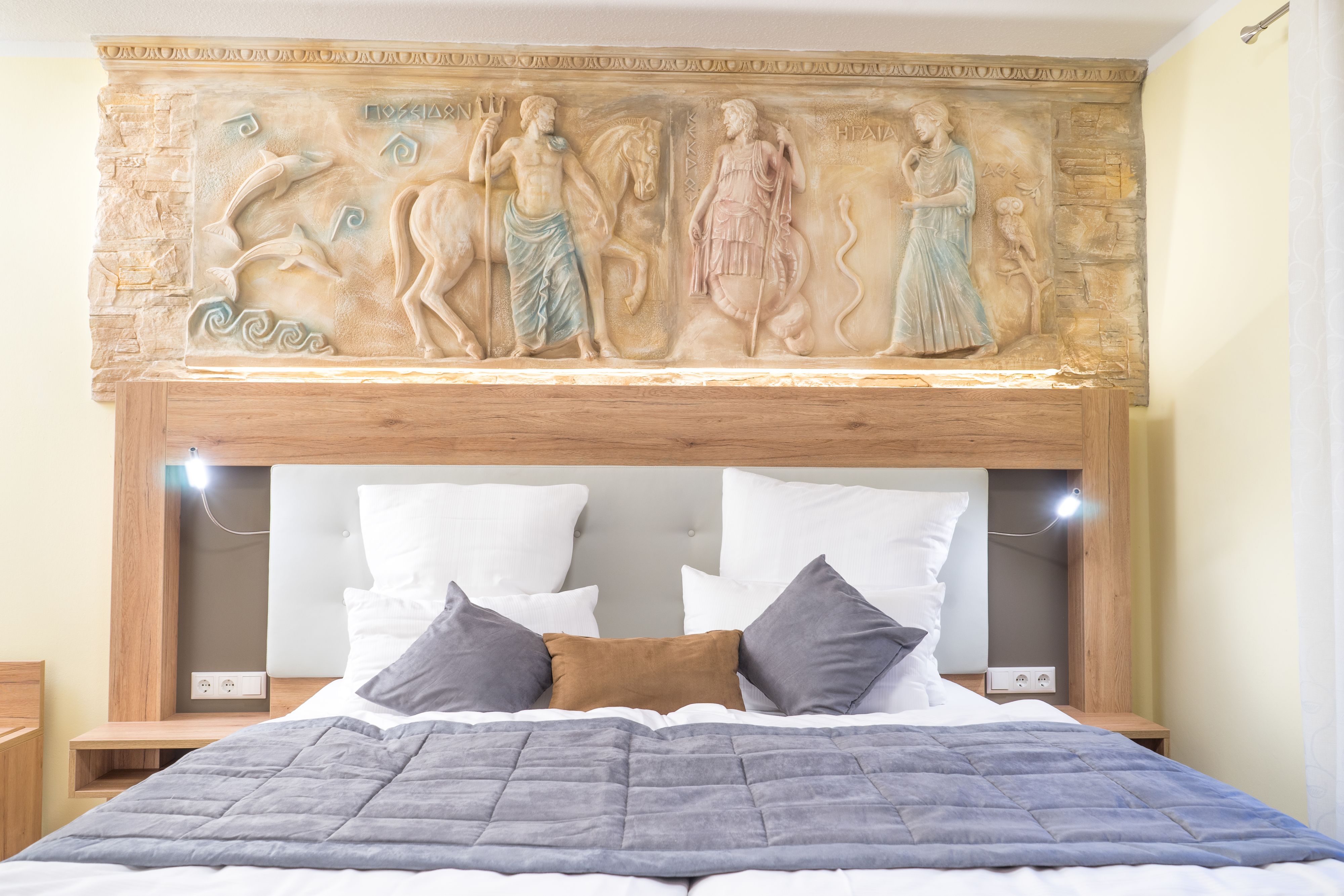 family room | desk, soundproofing, free wifi, bed sheets