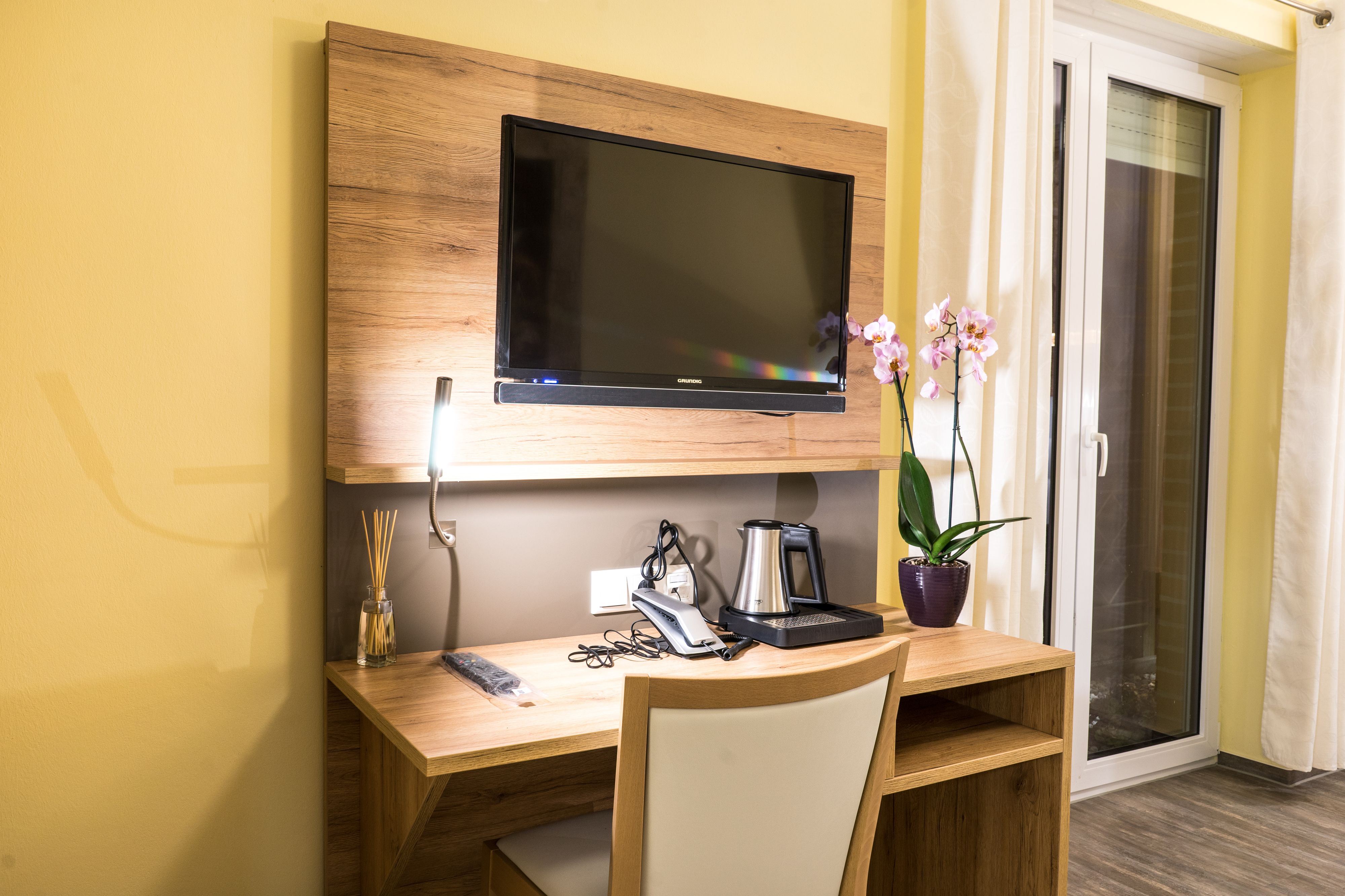 deluxe triple room | desk, soundproofing, free wifi, bed sheets