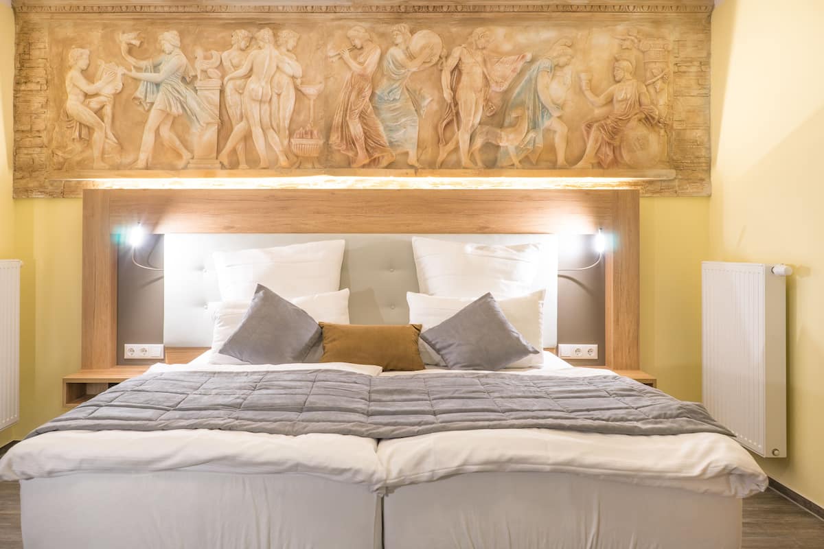 Deluxe Triple Room | Desk, soundproofing, WiFi (free), bed sheets