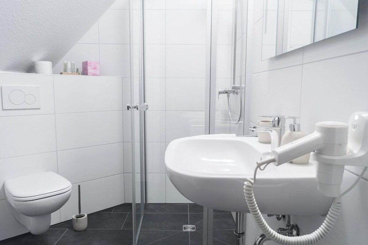 Baño | Ducha, artículos de higiene personal gratuitos y secador de pelo