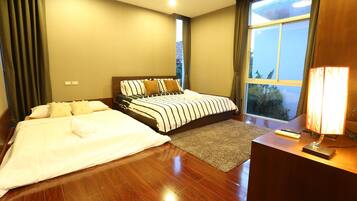 3 camere, una scrivania, tende oscuranti, ferro/asse da stiro