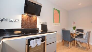 Jääkaappi, mikroaaltouuni, uuni, astianpesukone