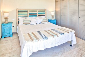 3 habitaciones, tabla de planchar con plancha y cuna de viaje 