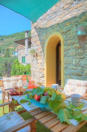 Outdoor dining - House of stone - Perfectly restored typical home for 5 people, in a picturesque village (Deglio Faraldi)