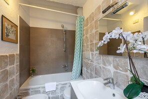 Apartment, 1 Bedroom | Bathroom | Combined shower/bathtub, deep-soaking bathtub, rainfall showerhead - Rome as you feel - Santo Stefano (Rome)