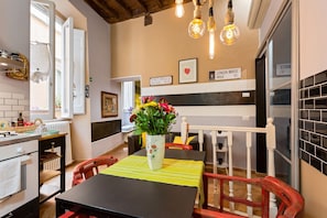 Apartment, 1 Schlafzimmer | Essbereich im Zimmer