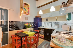 Departamento, 1 habitación | Cocina privada | Refrigerador, microondas, parrilla de estufa y cafetera de espresso 