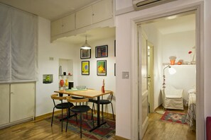 Apartment, 1 Schlafzimmer | Essbereich im Zimmer