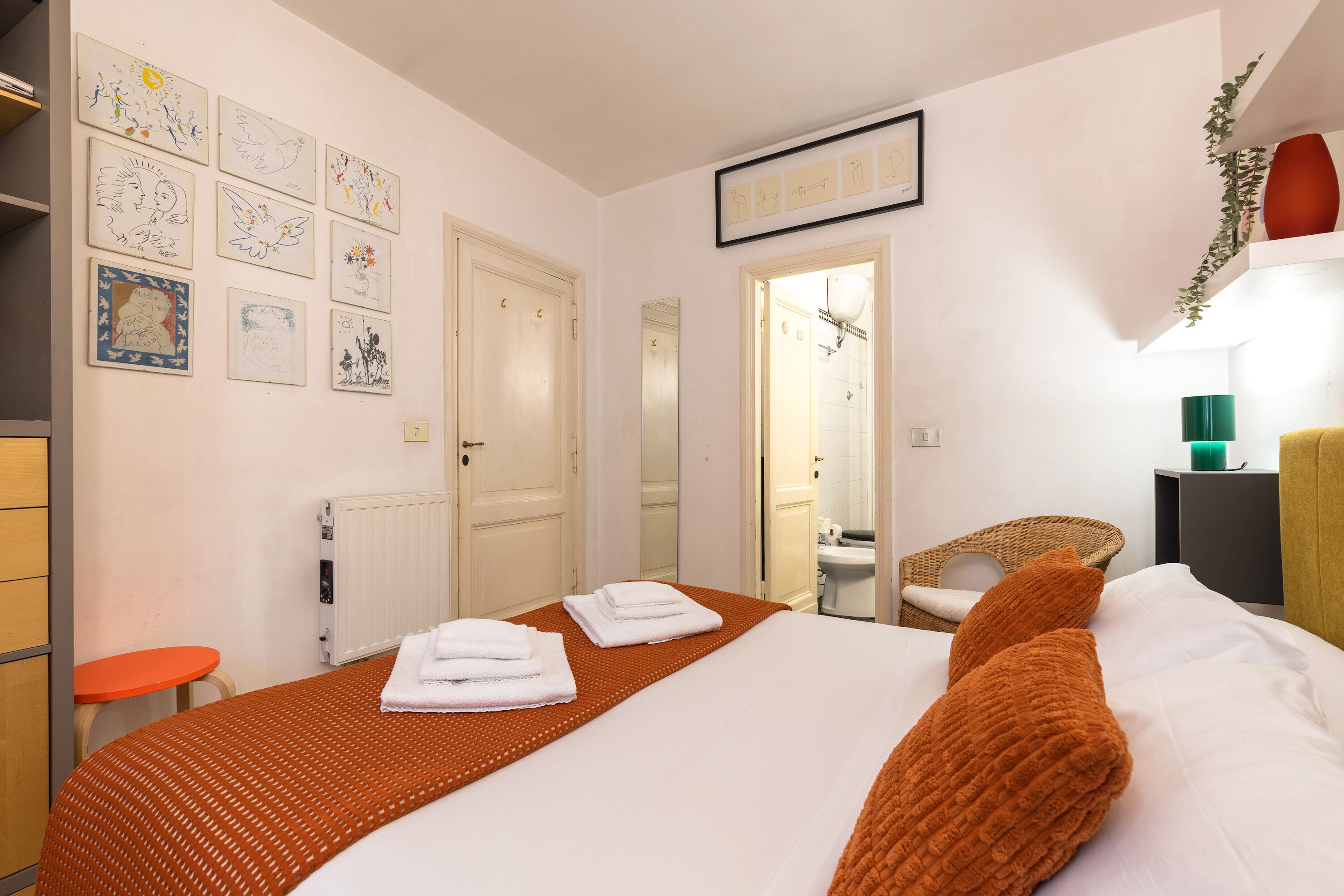 1 habitación, decoración personalizada, muebles diferentes y escritorio 