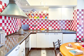 Een koelkast, een magnetron, een oven, een kookplaat