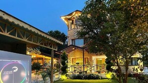 A modern building with a stone facade and a balcony, surrounded by well-maintained gardens and a lawn. - Kartepe Kosku (Kartepe)