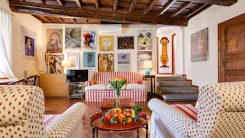 Apartamento, 2 quartos | Sala de estar | TV de tela plana