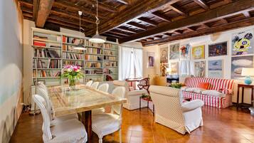 Apartamento, 2 quartos | Sala de estar | TV de tela plana