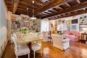 Apartment, 2 Schlafzimmer | Wohnzimmer | Flachbildfernseher