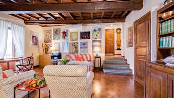 Apartamento, 2 quartos | Sala de estar | TV de tela plana