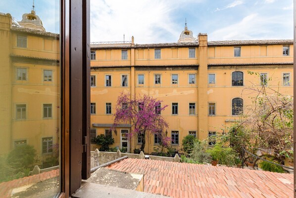 Appartamento, 2 camere da letto | Vista dalla camera